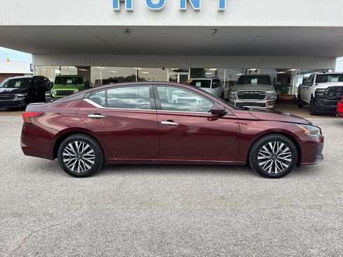 Used 2023 Nissan Altima 2.5 SV w/ SV Premium Package FWD image 4