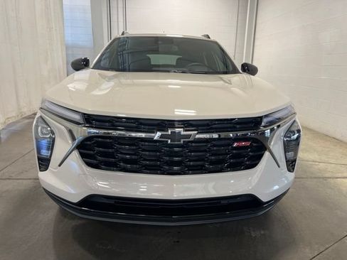 Used 2026 Chevrolet Trax RS FWD image 2