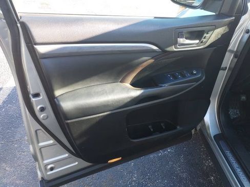 Used 2017 Toyota Highlander Limited AWD/4WD image 12
