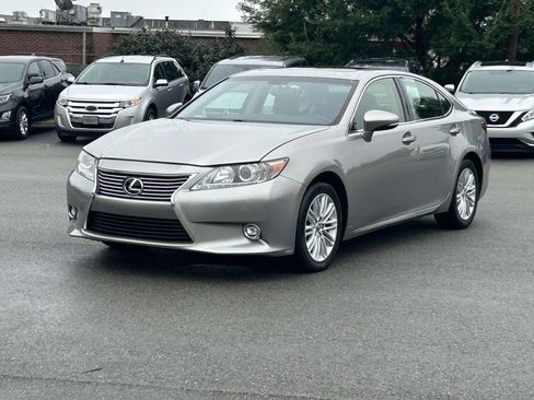 Used 2015 Lexus ES 350 w/ Luxury Package FWD image 3