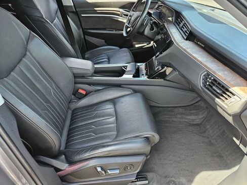 Used 2019 Audi e-tron Prestige w/ Prestige Package image 18