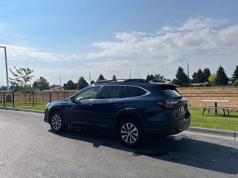 Certified 2025 Subaru Outback Premium AWD/4WD image 4