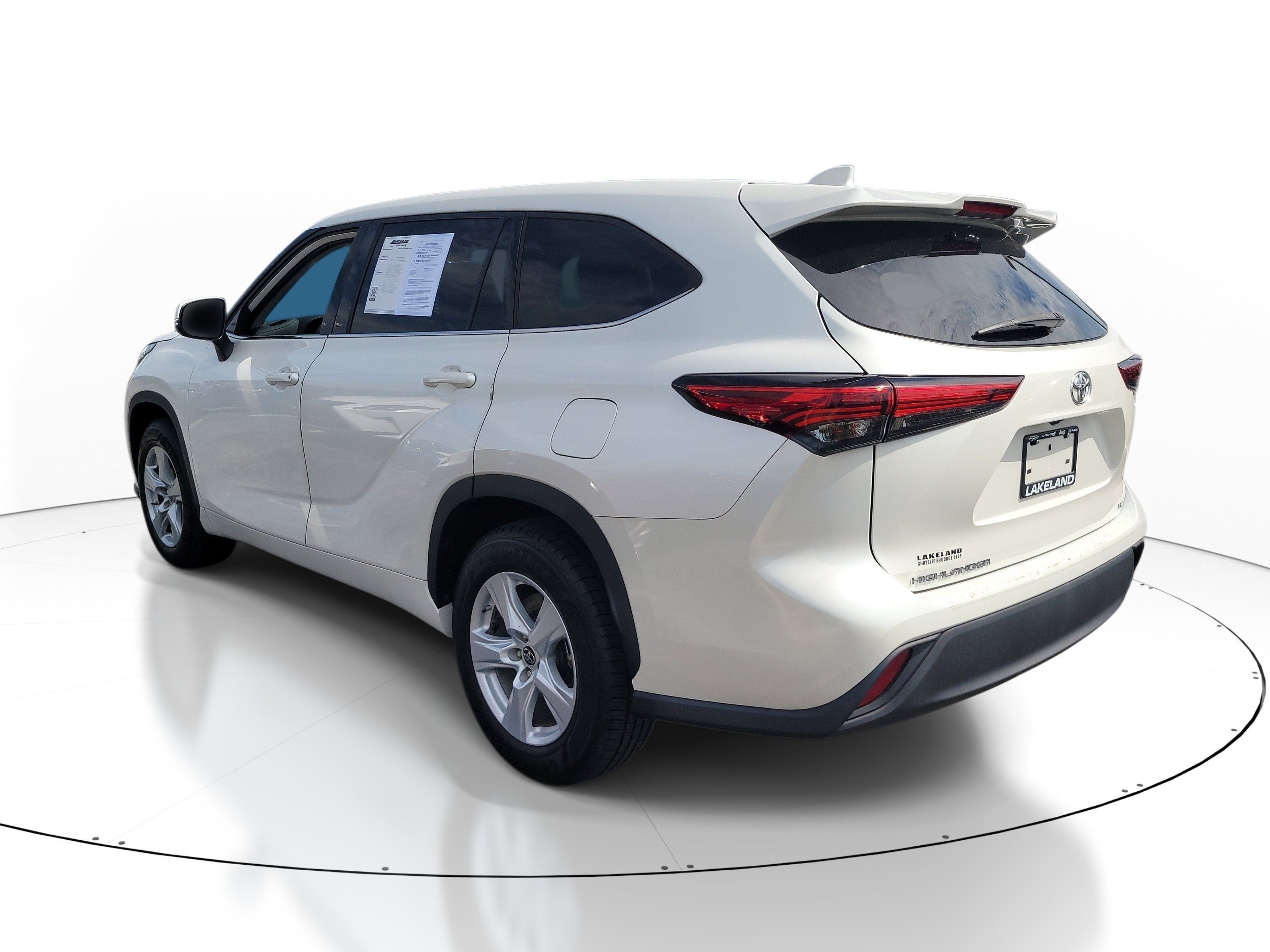 Used 2021 Toyota Highlander LE FWD image 6