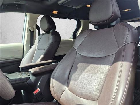 Used 2023 Toyota Sienna Platinum FWD image 7