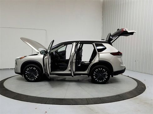 Used 2025 Nissan Rogue SL w/ Tech Package image 12