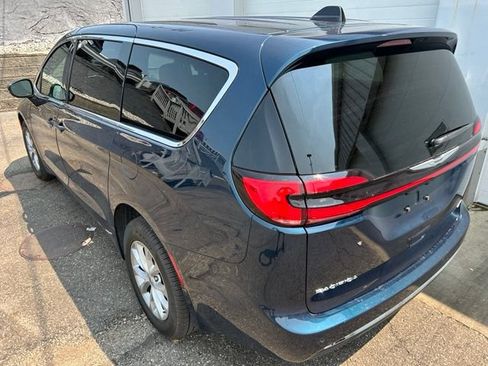 Used 2025 Chrysler Pacifica Select AWD/4WD image 4