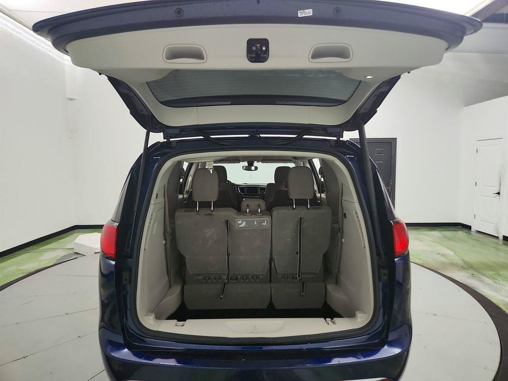 Used 2020 Chrysler Pacifica Touring FWD image 28