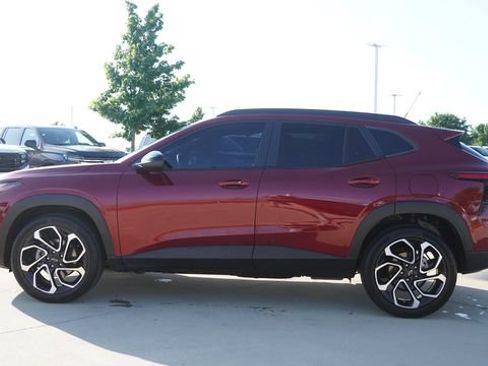 Used 2024 Chevrolet Trax RS w/ Sunroof Package FWD image 6