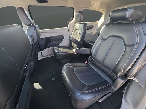 Used 2024 Chrysler Pacifica Touring-L image 13