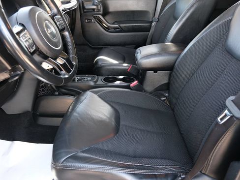 Used 2017 Jeep Wrangler Unlimited Sahara AWD/4WD image 5