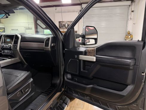 Used 2017 Ford F350 Lariat w/ Chrome Package image 19
