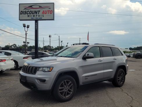 Used 2016 Jeep Grand Cherokee Laredo 75th Anniversary AWD/4WD image 23