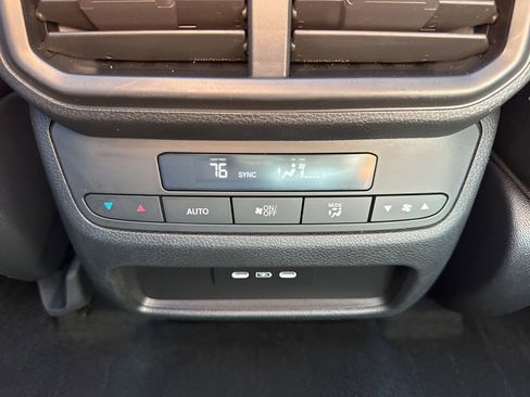 Used 2025 Honda Pilot Touring image 15