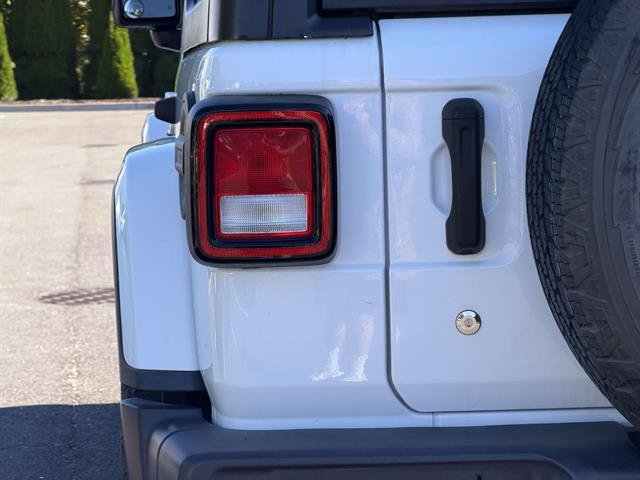 Used 2018 Jeep Wrangler Unlimited Sahara AWD/4WD image 9