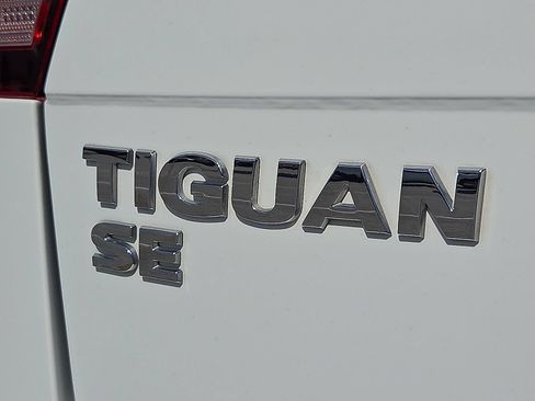 Used 2021 Volkswagen Tiguan SE w/ Panoramic Sunroof Package FWD image 9