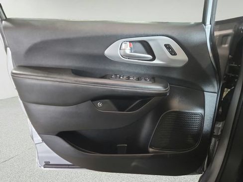 Used 2021 Chrysler Pacifica Touring-L w/ S Appearance Package FWD image 19