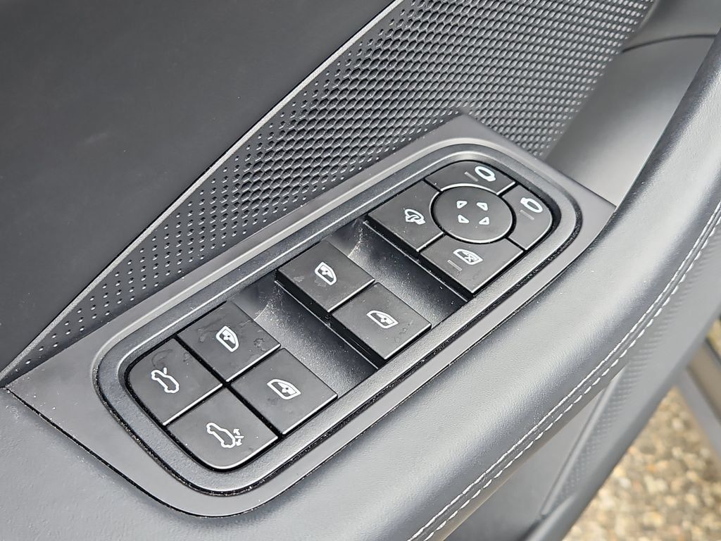 Certified 2026 Porsche Macan 4 Electric AWD/4WD image 32
