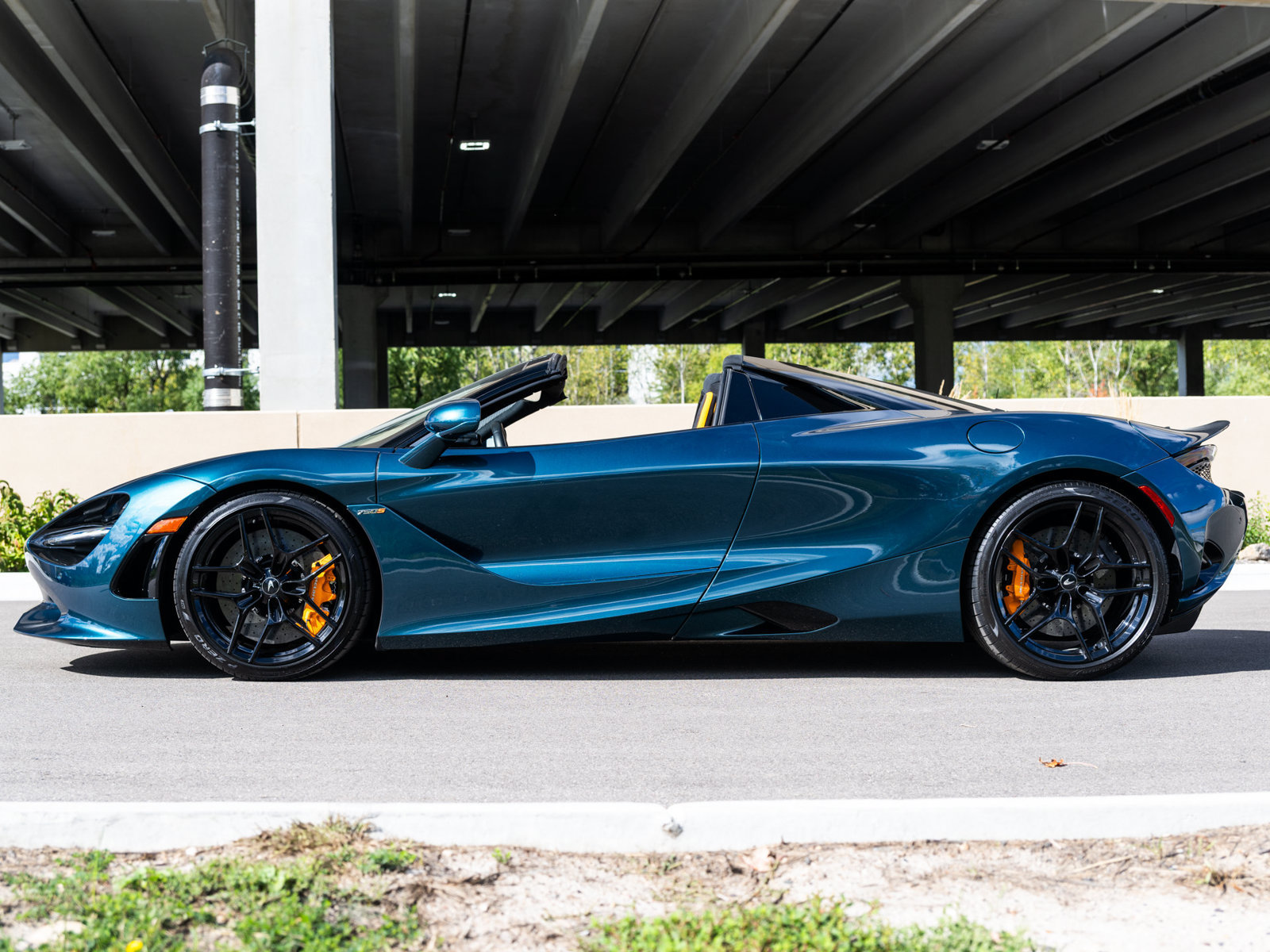 Used 2024 McLaren 750S Spider RWD image 2