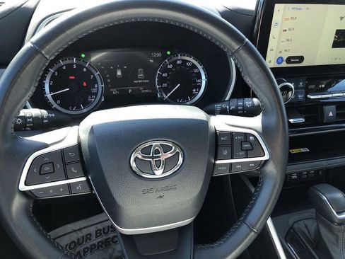 Used 2023 Toyota Highlander XLE AWD/4WD image 17