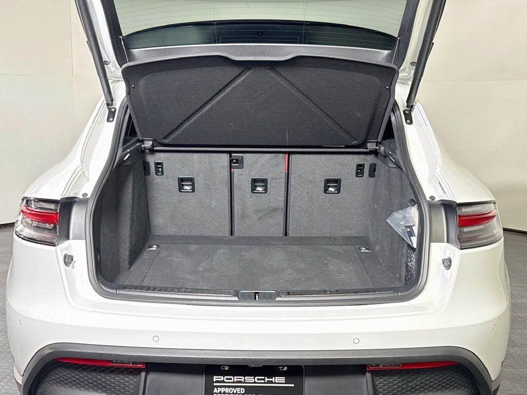 Certified 2025 Porsche Macan AWD/4WD image 25