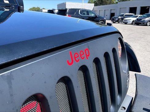 Used 2016 Jeep Wrangler Unlimited Sahara w/ Connectivity Group AWD/4WD image 10