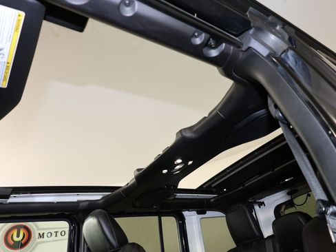 Used 2020 Jeep Wrangler Unlimited Sahara image 12