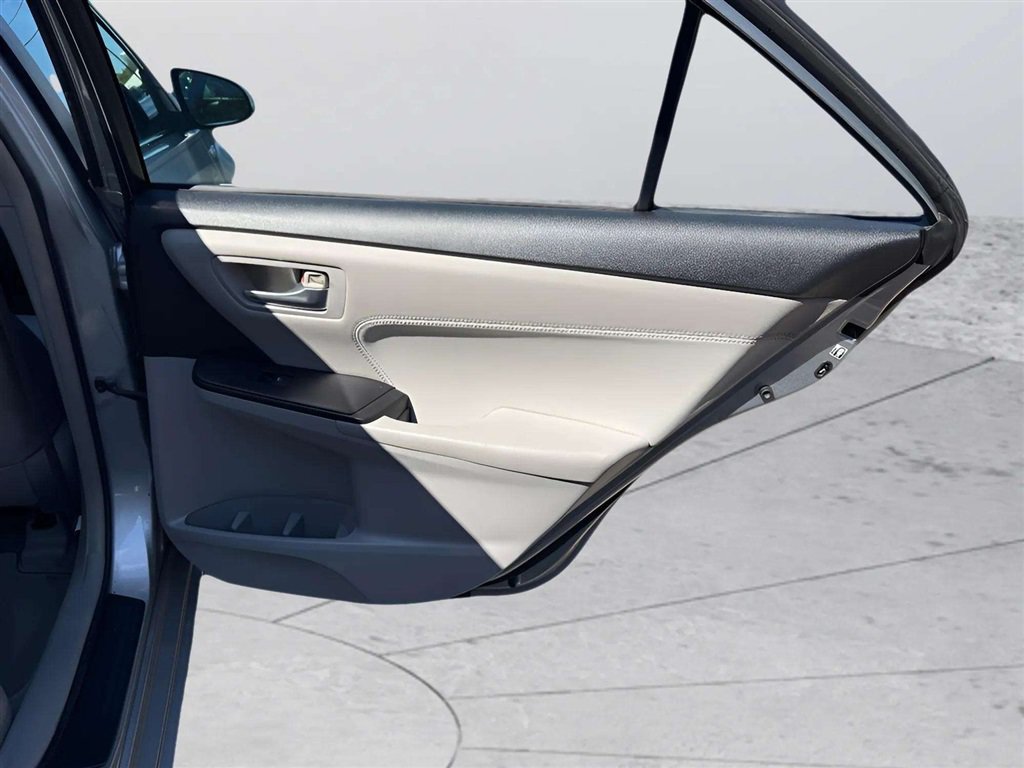 Used 2015 Toyota Camry XLE w/ Moonroof Package FWD image 18