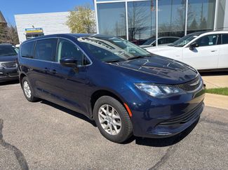 Used 2017 Chrysler Pacifica Touring FWD video 1