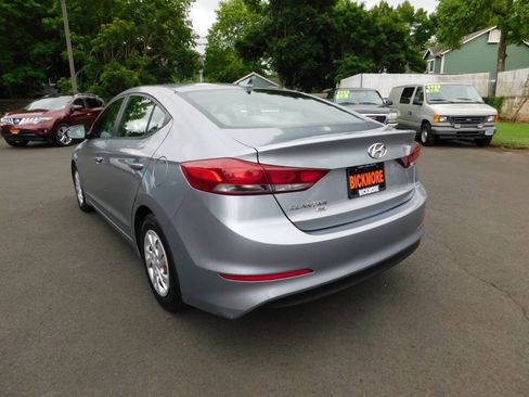 Used 2017 Hyundai Elantra SE FWD image 3