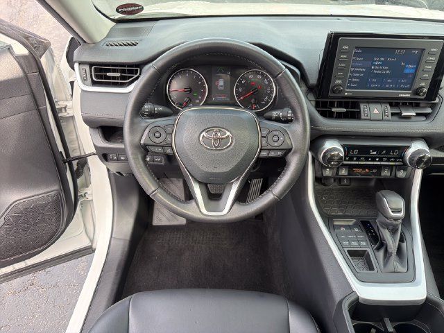 Used 2022 Toyota RAV4 XLE Premium AWD/4WD image 15