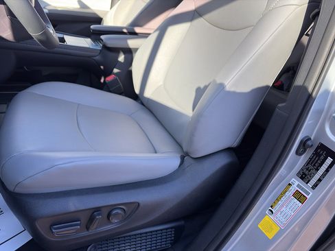 Used 2025 Toyota Sienna XLE image 11