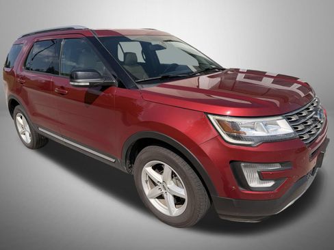 Used 2017 Ford Explorer XLT w/ Equipment Group 202A AWD/4WD image 2