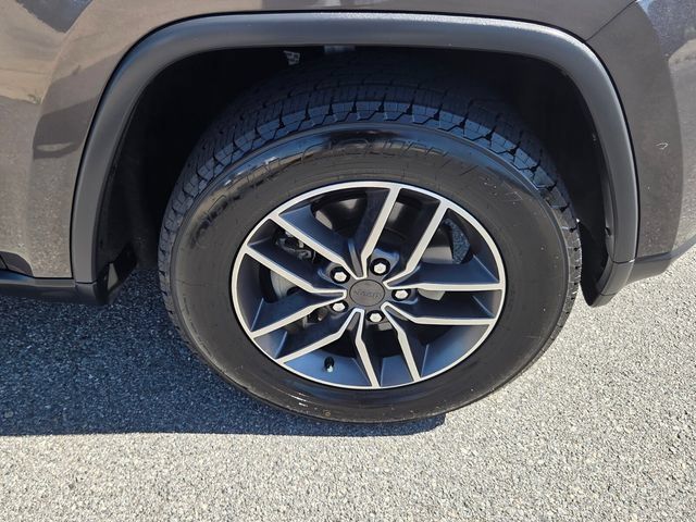 Used 2020 Jeep Grand Cherokee Laredo w/ Laredo X Package RWD image 18
