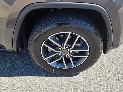 Used 2020 Jeep Grand Cherokee Laredo w/ Laredo X Package RWD image 18