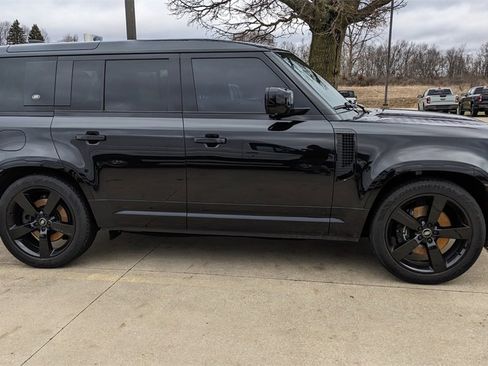 Used 2023 Land Rover Defender 110 V8 image 2