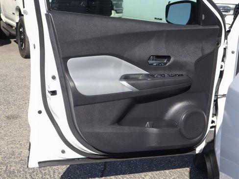 Used 2023 Nissan Kicks SR w/ SR Premium Package FWD image 15