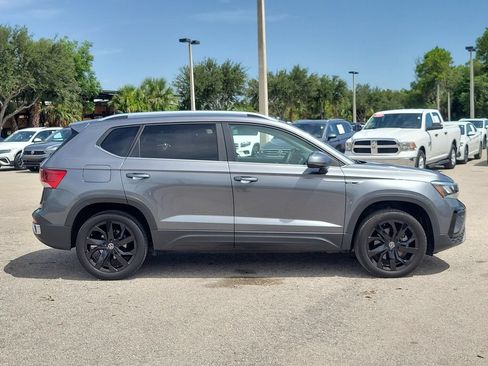 Certified 2024 Volkswagen Taos SE w/ Panoramic Sunroof Package FWD image 3