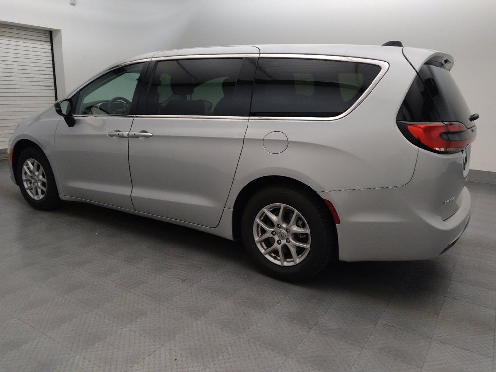 Used 2024 Chrysler Pacifica Touring-L FWD image 3