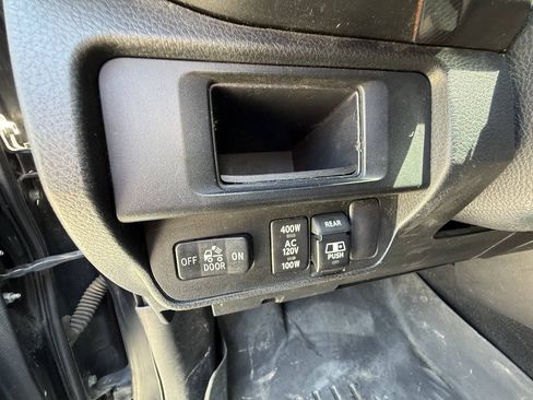 Used 2017 Toyota Tacoma TRD Off-Road w/ Premium & Technology Package AWD/4WD image 17