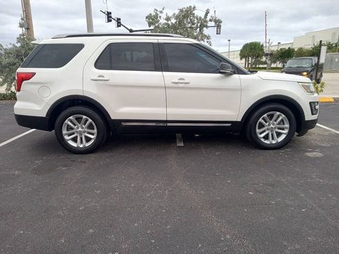 Used 2016 Ford Explorer XLT w/ Equipment Group 202A FWD image 4