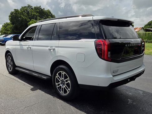 Used 2025 Ford Expedition Active RWD image 3