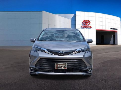 Used 2026 Toyota Sienna XLE FWD image 4