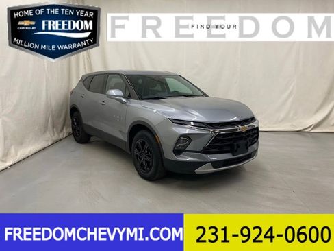 Used 2025 Chevrolet Blazer LT AWD/4WD image 1
