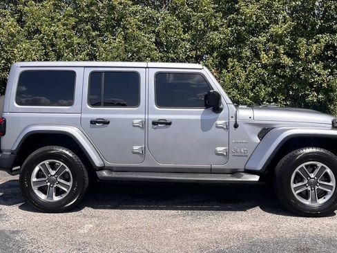 Used 2018 Jeep Wrangler Unlimited Sahara AWD/4WD image 9
