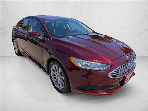 Used 2017 Ford Fusion SE w/ Fusion SE Technology Package FWD image 3