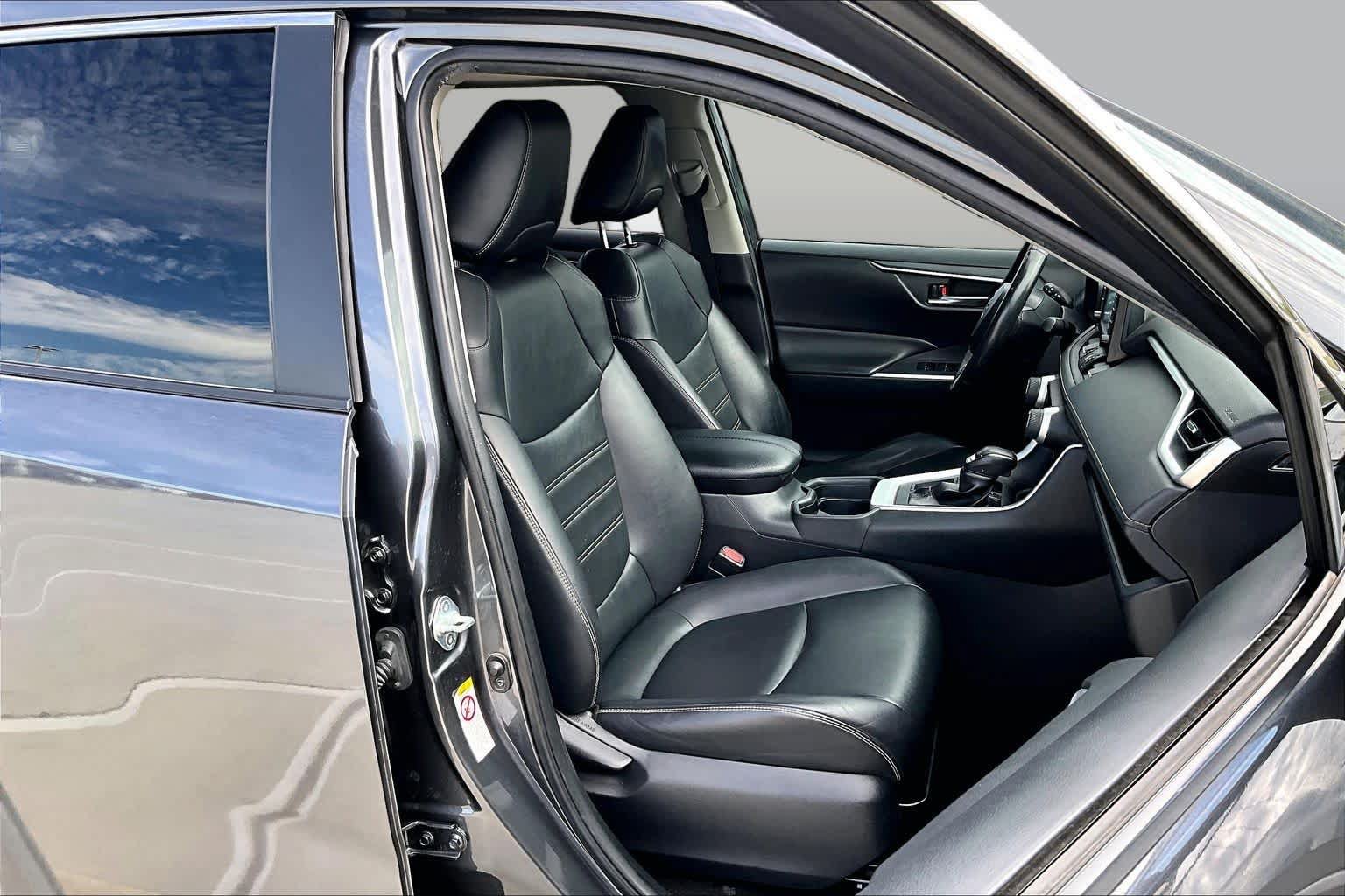 Used 2019 Toyota RAV4 XLE Premium FWD image 9