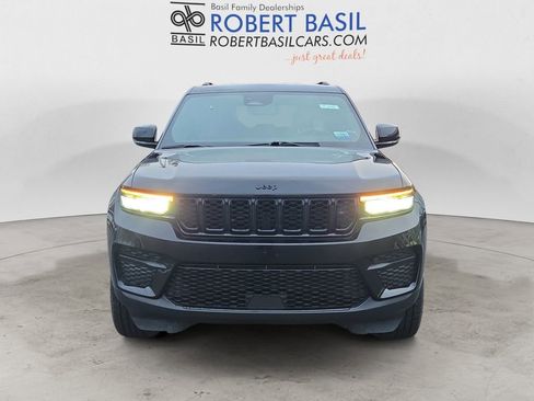 Used 2023 Jeep Grand Cherokee Altitude image 8