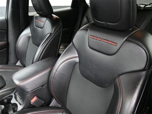 Used 2019 Jeep Cherokee Trailhawk w/ Comfort/Convenience Group image 18