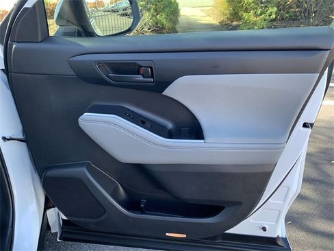 Certified 2023 Toyota Highlander L image 13