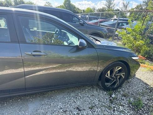 Used 2025 Hyundai Elantra Sport FWD image 5